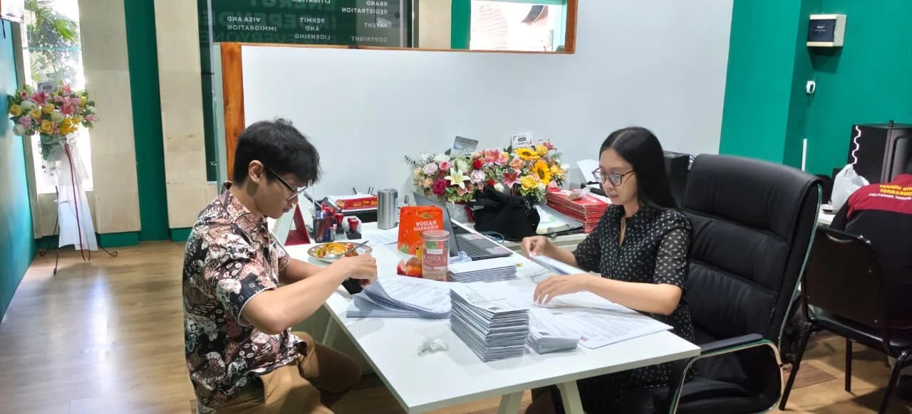 Kegiatan penelaahan berkas di meja kerja