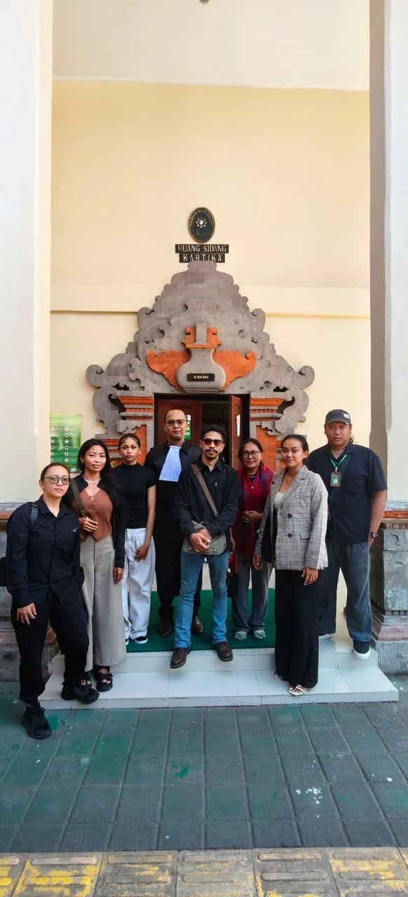 Foto bersama di depan Ruang Sidang Kartika