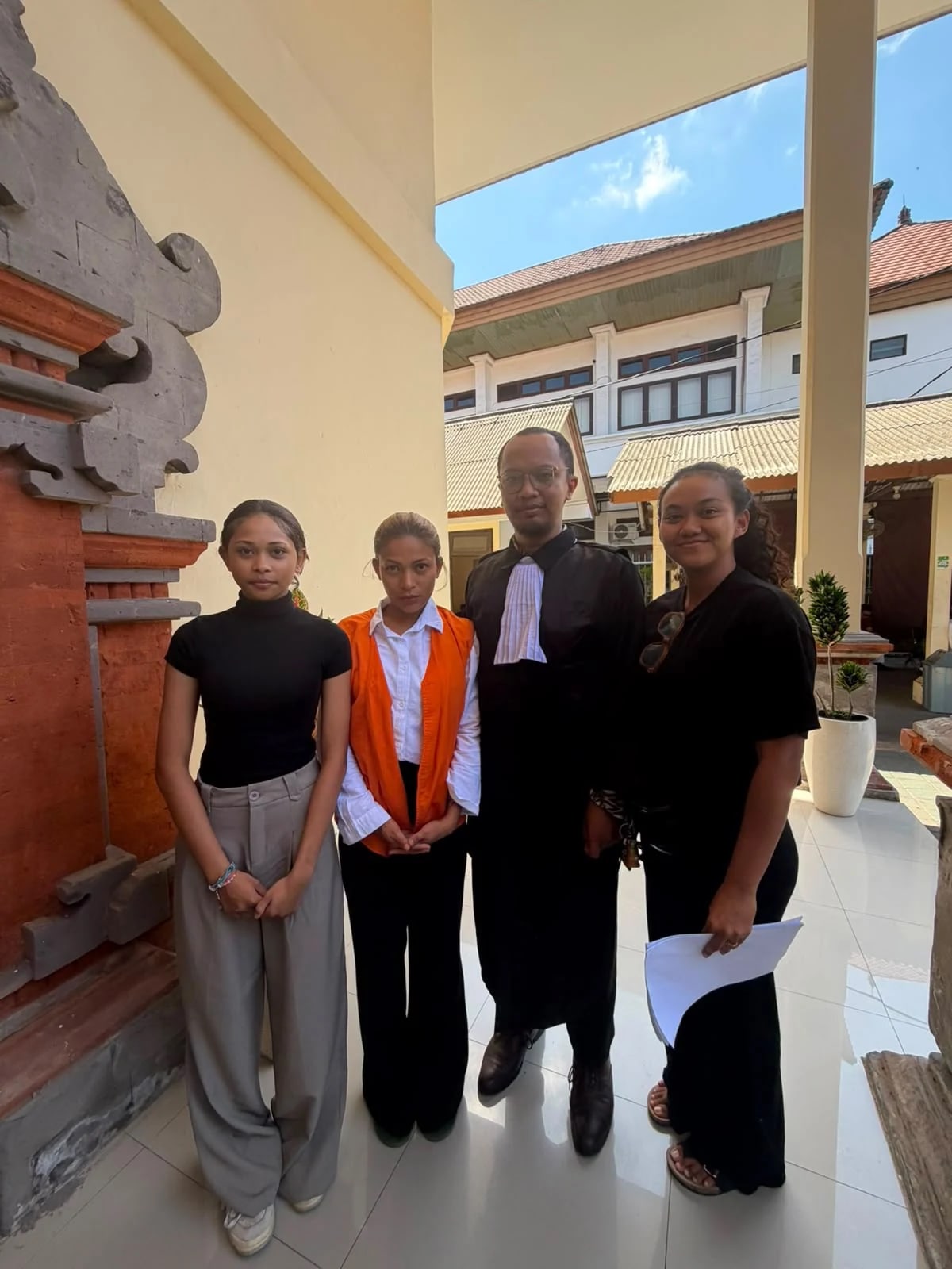 Foto bersama di area pengadilan